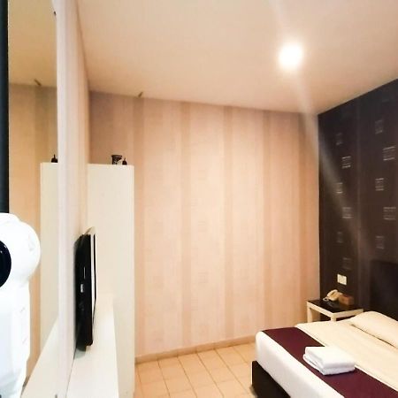Biz Hotel Batu Pahat Kültér fotó