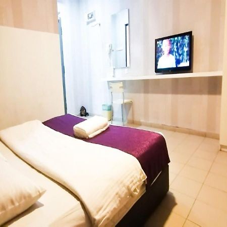 Biz Hotel Batu Pahat Kültér fotó