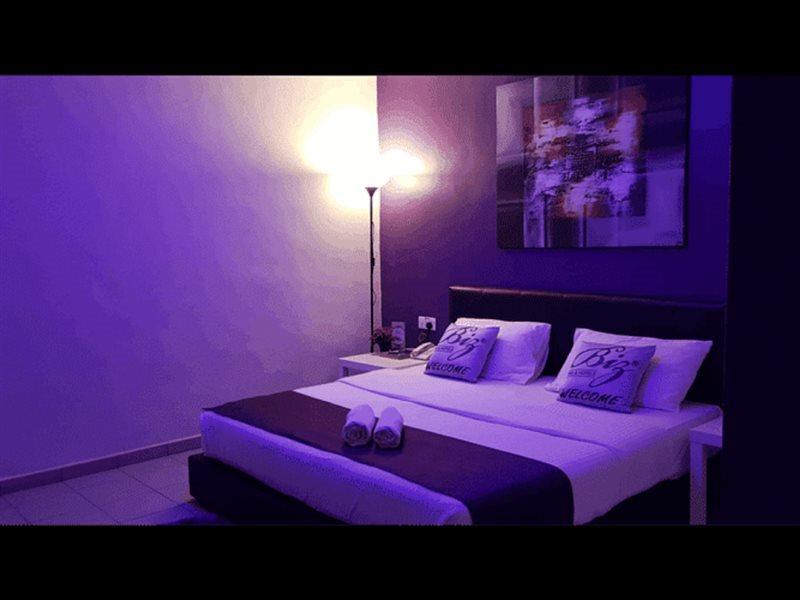 Biz Hotel Batu Pahat Kültér fotó