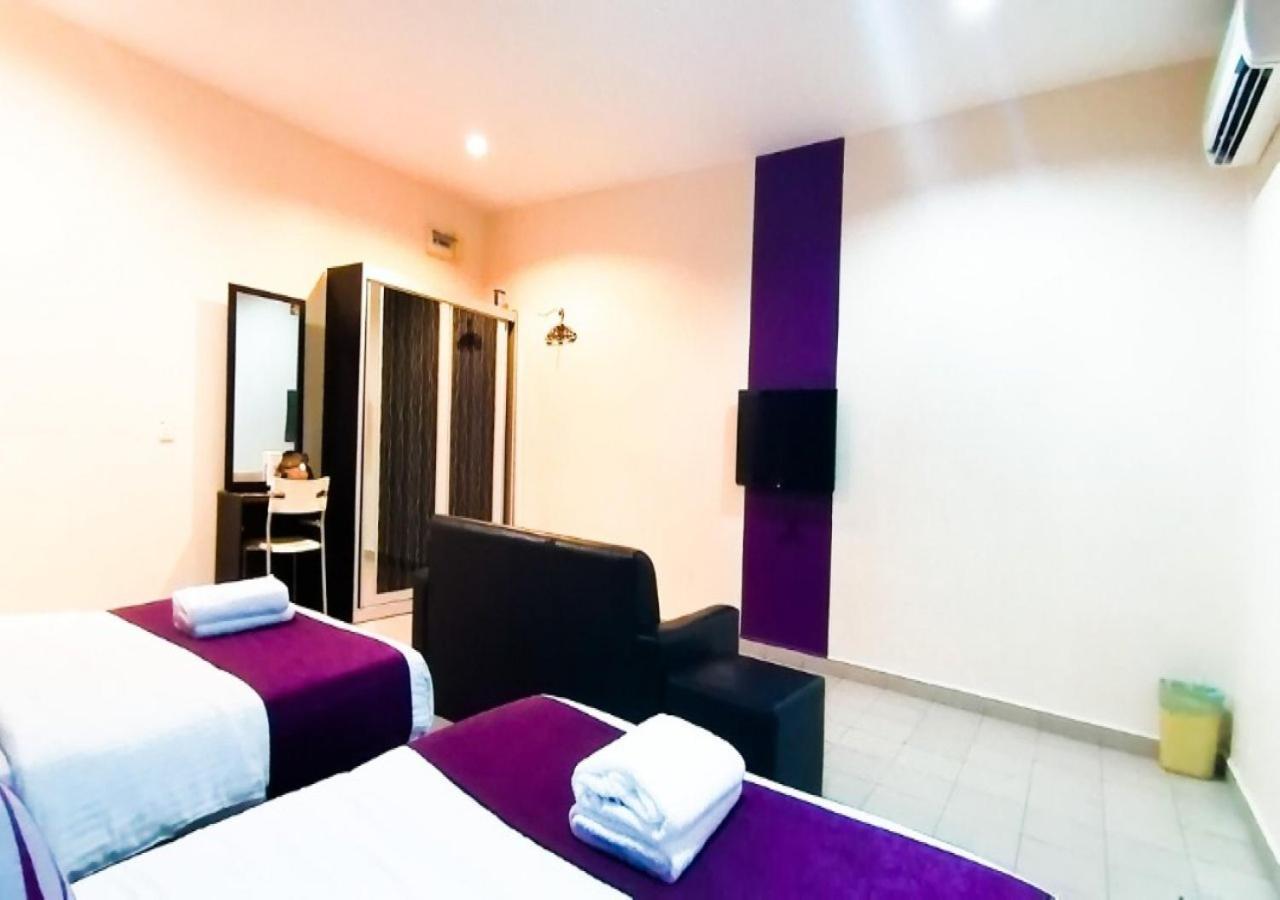 Biz Hotel Batu Pahat Kültér fotó