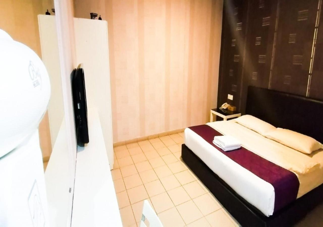 Biz Hotel Batu Pahat Kültér fotó