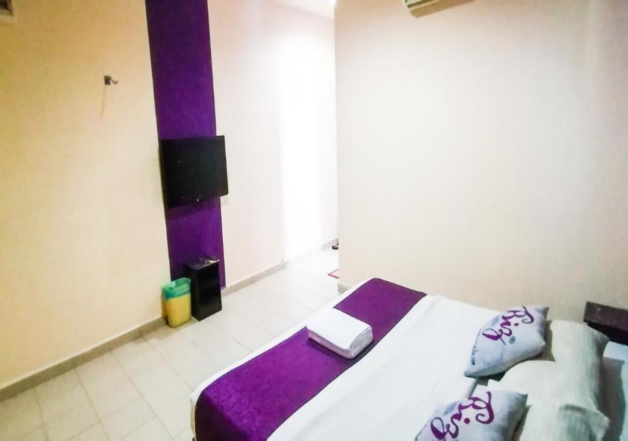 Biz Hotel Batu Pahat Kültér fotó
